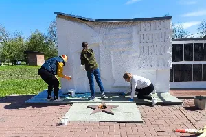 Изображение записи «В память о подвиге» субботник у мемориала»