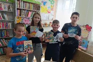 Изображение записи «На досуге летним днём книгу в руки мы берём»