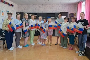 Изображение записи Познавательный час «Гордо реет флаг Российский»